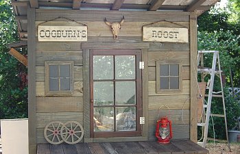 The Old West Rooster Cogburn Red Lobster pallet coop