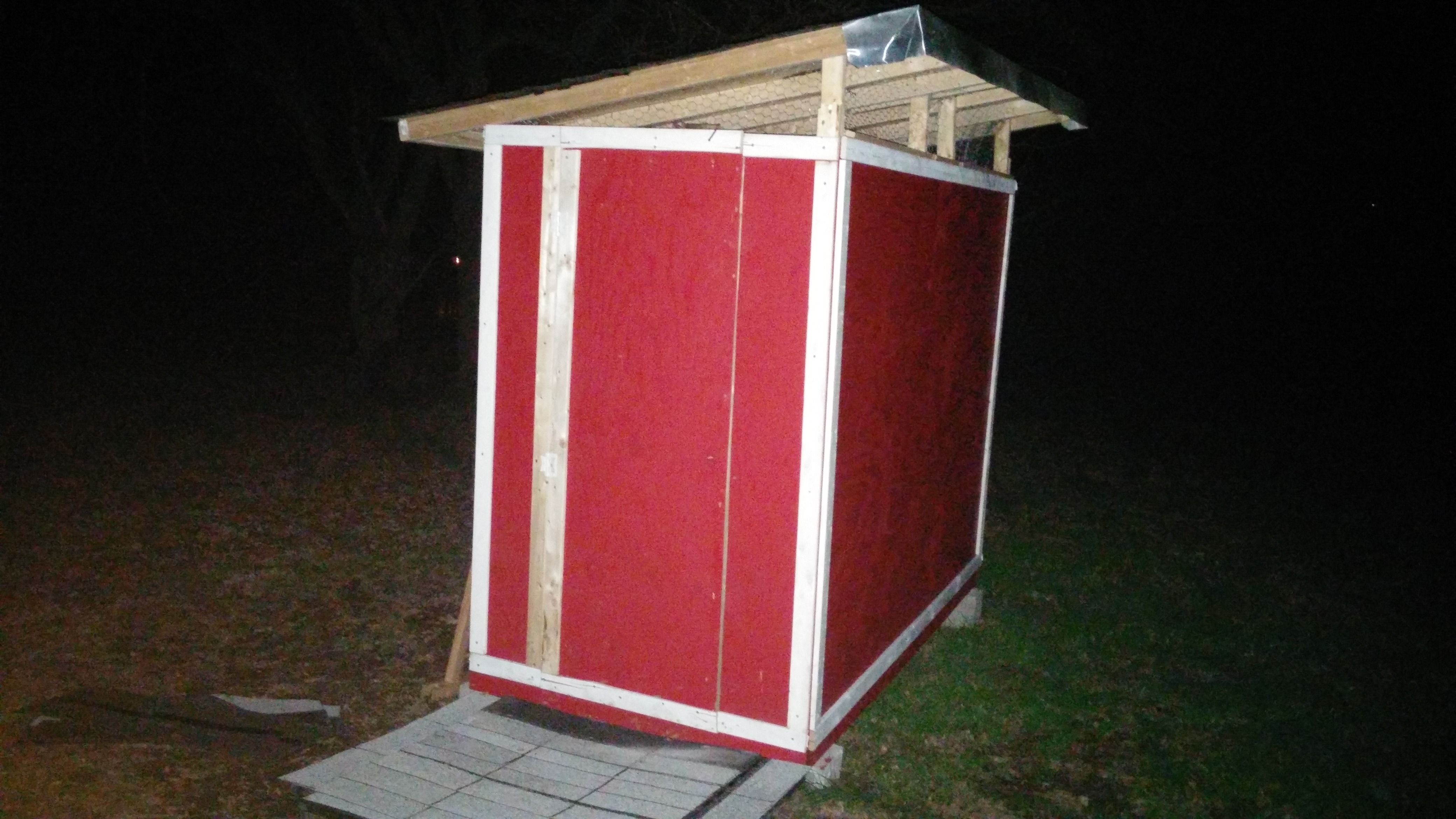 This is the left side looking from the front of the coop. A.k.a the door side.( This Dee shows the roof pitch too, the space is also chicken wired.)