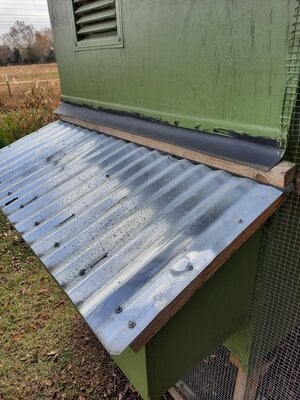 Nest boxes roof.jpg Nest boxes roof.jpg