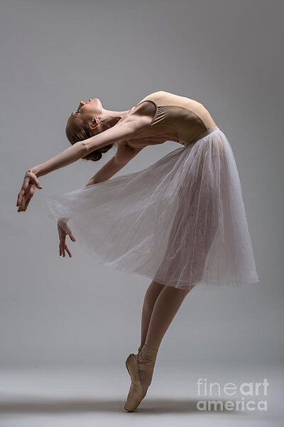 graceful-ballerina-standing-on-toes-bezikus.jpg