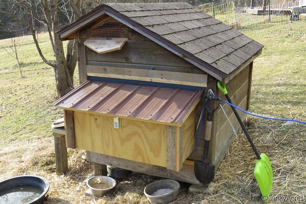 nestingboxoutside2.jpg nestingboxoutside2.jpg