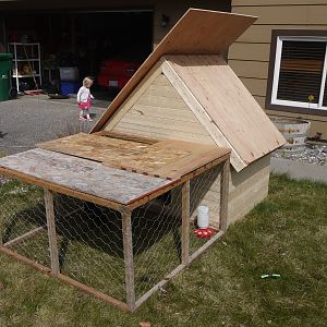 Here be the hut after day one.