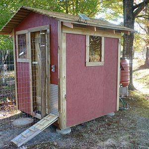 Chicken coop side view (notice the solar panel for the automatic door on the roof).