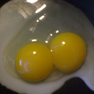 fryin my first dbl yolker!! :)