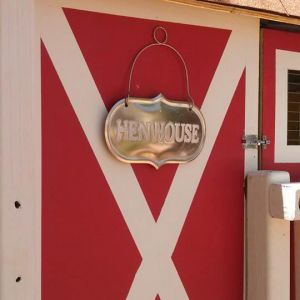 The Coop is finally complete and for the finishing touch, we hung the "Hen House" sign.  yay!
