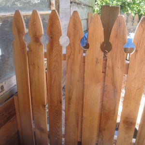 Pocket gate to fit close to the barn porch. No hinges necessary.