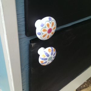 Found these little handles for the egg doors at a little resale shop here in town for a buck each, they were too cute
