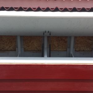 Insulated nesting box with hydraulics struts to assist opening and closing.