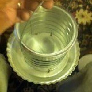 This is the inside showing a 1/2 inch gap between the coffee can and the pie plate.