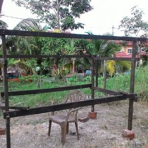 Its 8'x4' . 6' high at the front & 5' high at the back. Raised it to 2'.