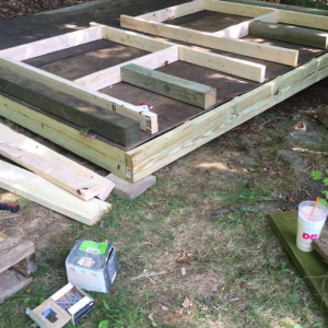 It was time to build a new coop, as the old one has been unused for several years, and is full of lawn tools and power tools... so i set to work using a bunch of lumber that I had laying around, as well as some new stuff...