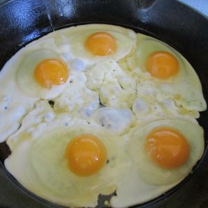 Lets play ''How many eggs can we fit in a frying pan?''