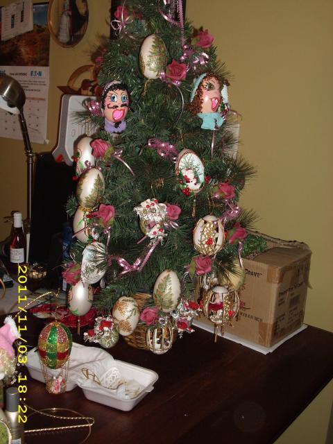 109168_christmas_ornaments_on_tree_002.jpg