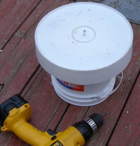 17215_bucket_feeder_3.jpg