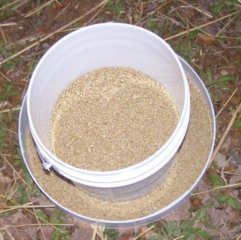 17215_bucket_feeder_5.jpg