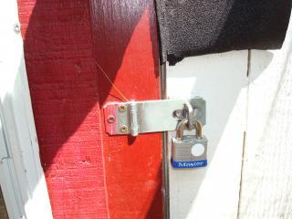 21297_coopdoorandlock_001.jpg