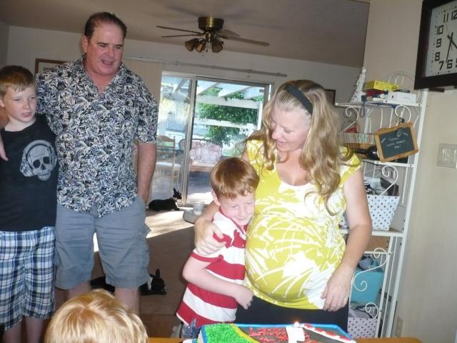 32504_tommr7bdaybunnybelly8months_015.jpg