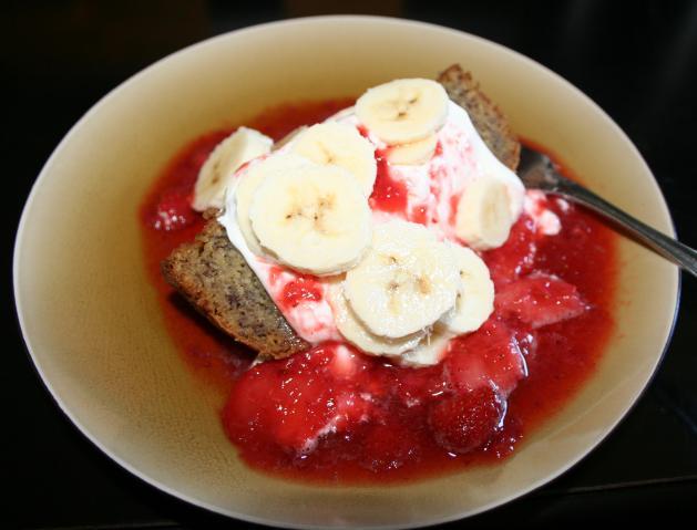 41069_banana_cake_w_strawberries.jpg
