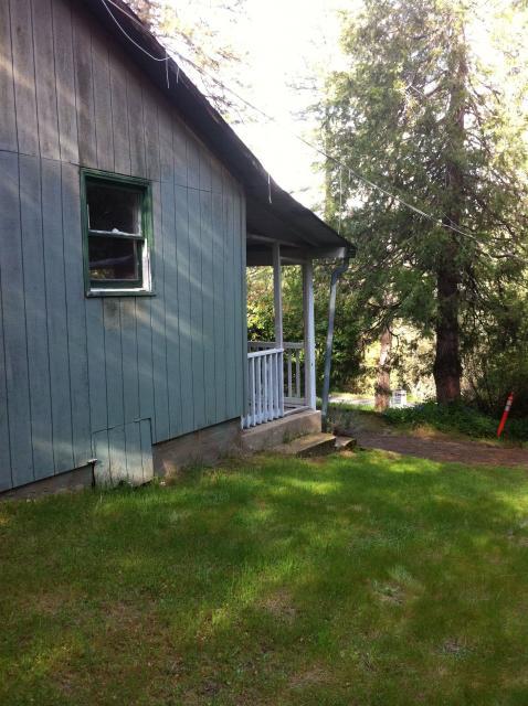 41679_leftsidepartialyard.jpg