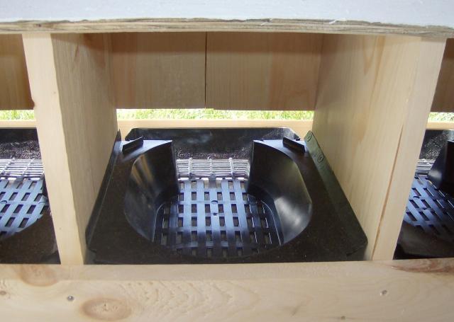 42831_plastic_roll_easy_clean_away_egg_nest.jpg