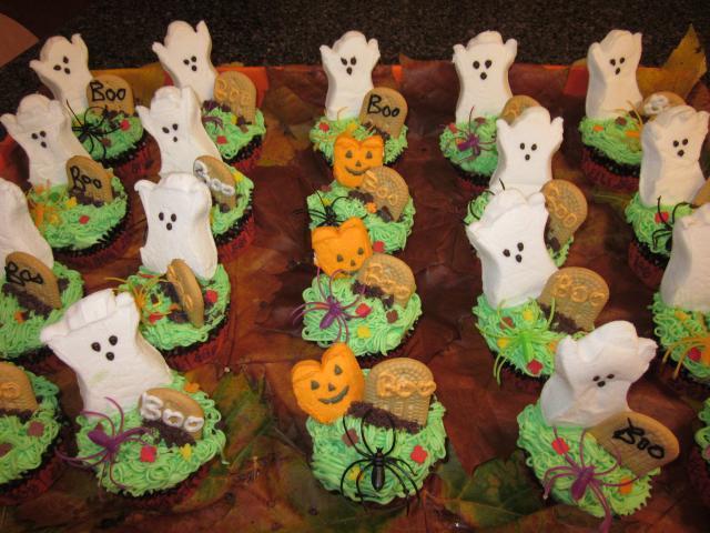 43104_10-28-10_kindergaten_halloween_cupcakes_5.jpg