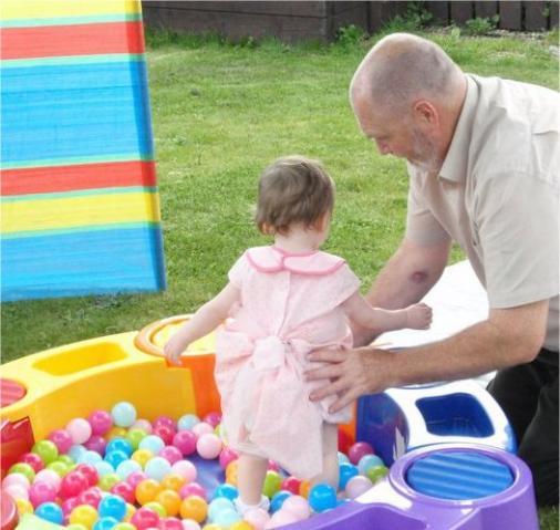 59801_jess_with_grandad_in_ball_pool.jpg