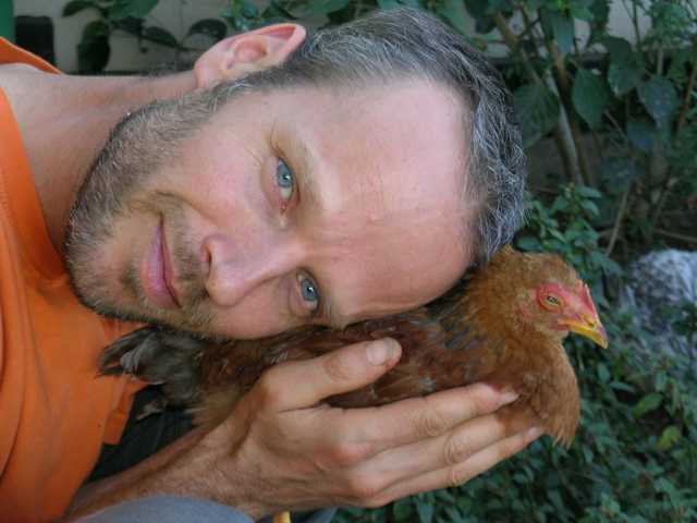 74935_mikehuggingchick.jpg
