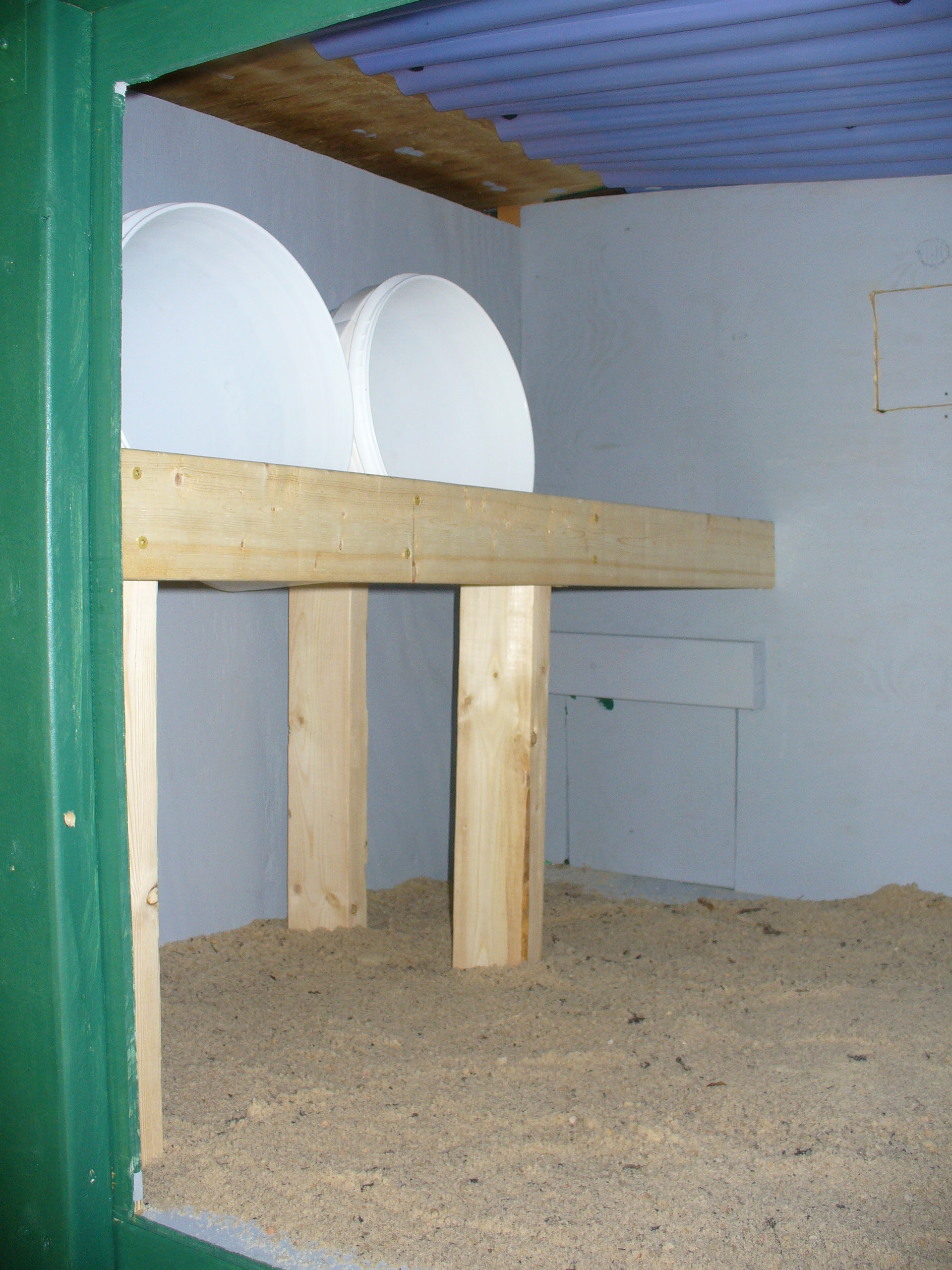 2 nesting buckets inside