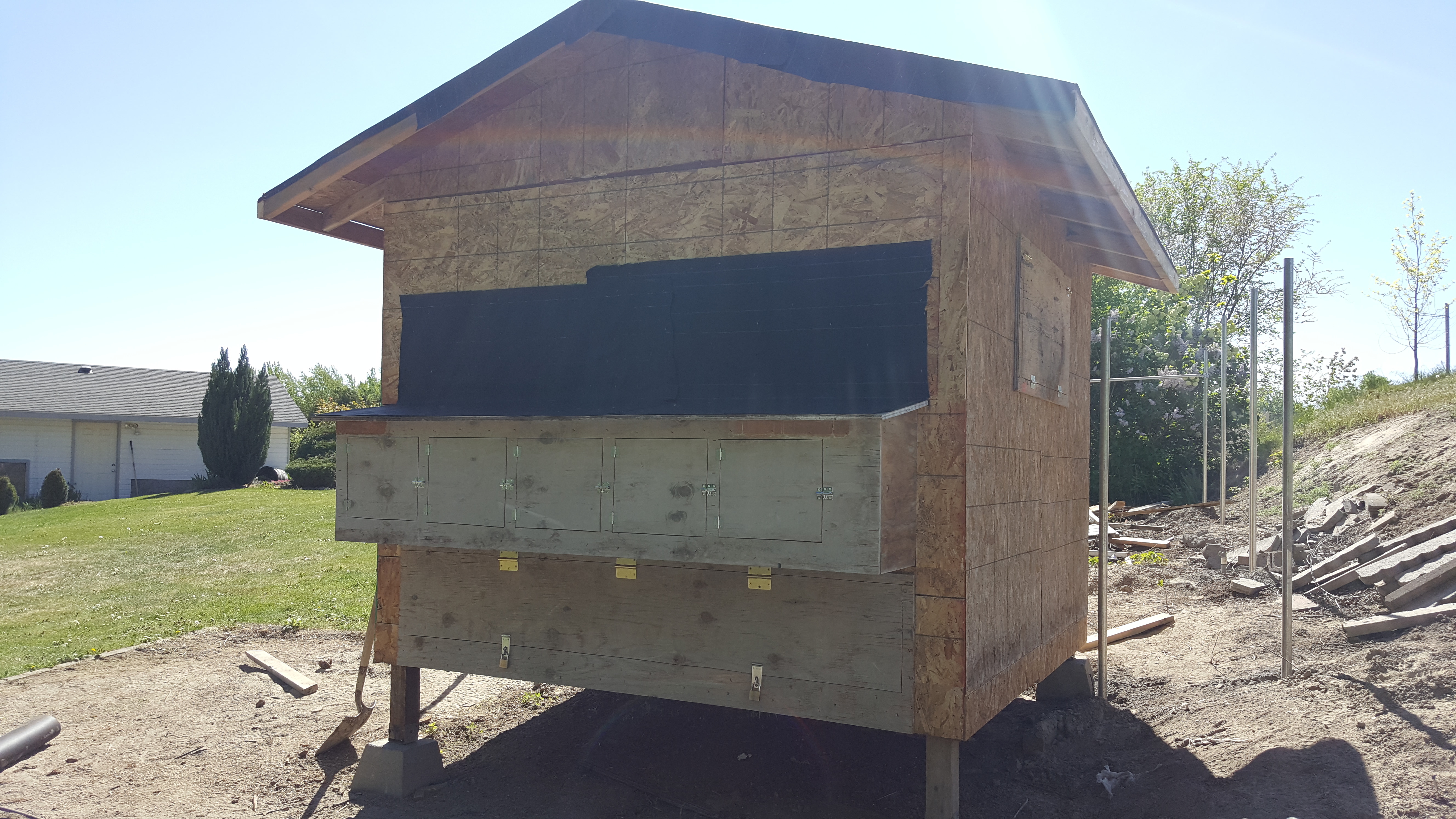 5 nesting boxes that open individually, a lower lockable flap for easy cleanup