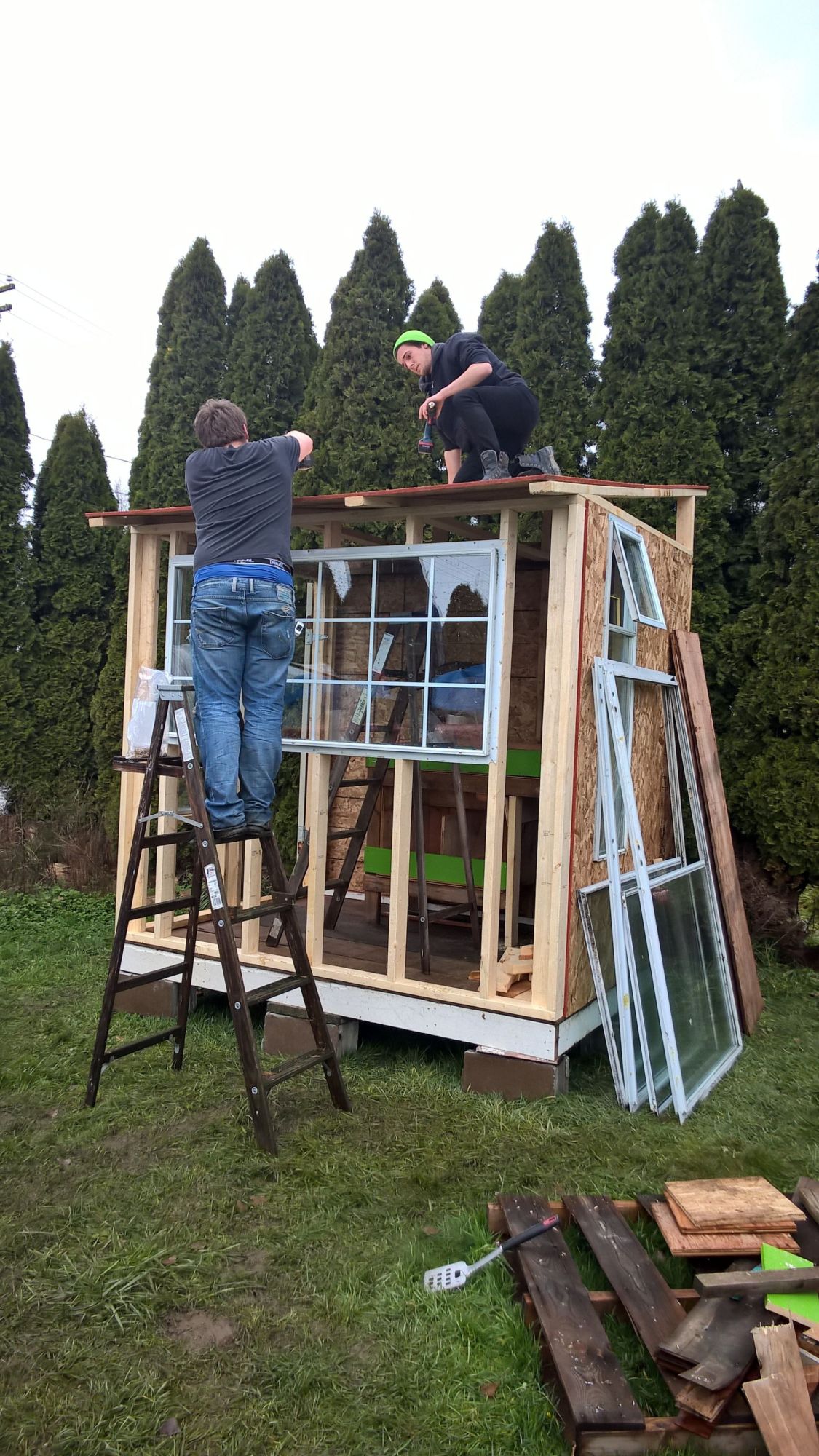 a break between storms allowed my boys to put the front wall and the roof on today