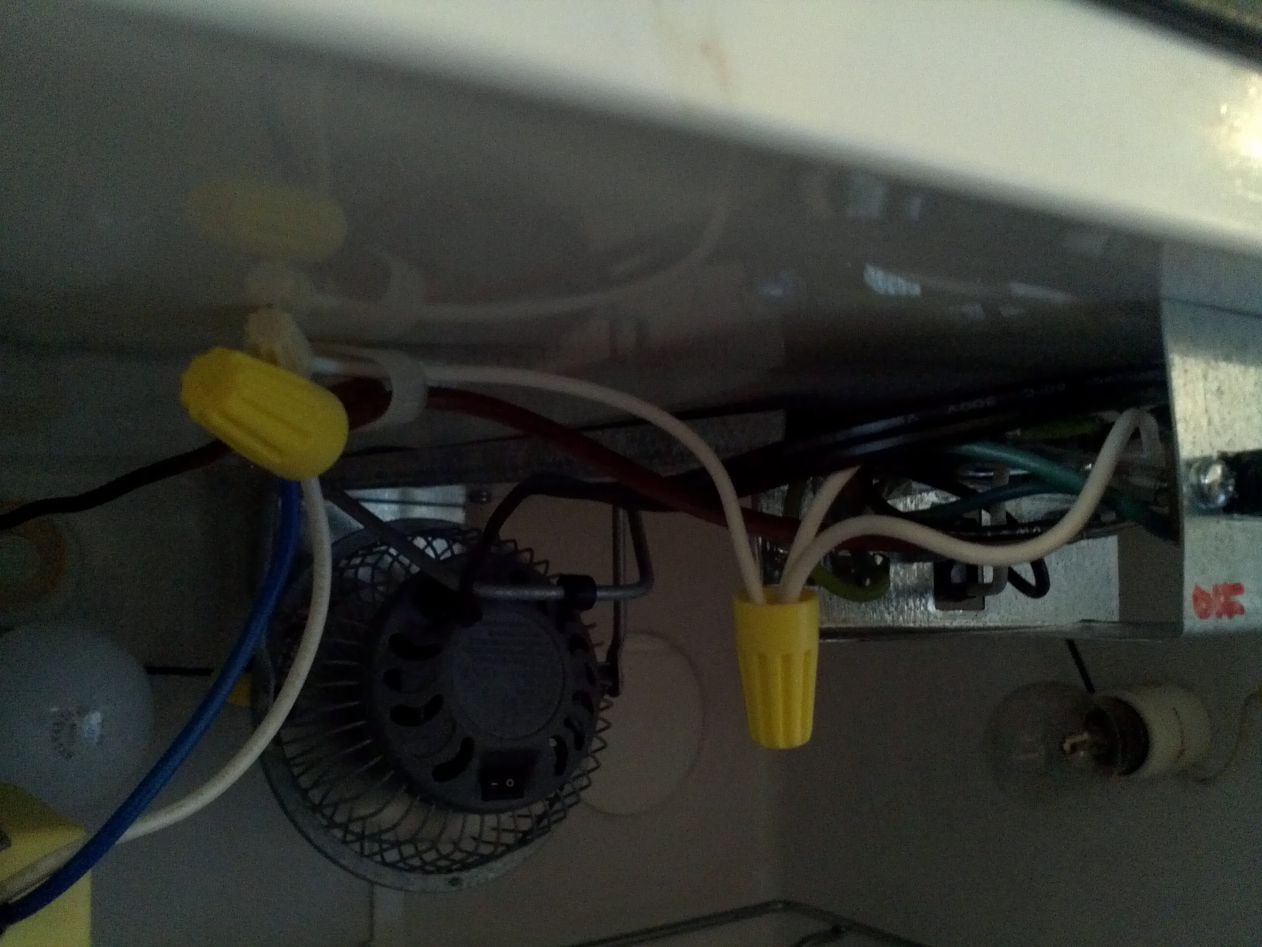All the wires, nice and neat.  The personal fan from Wal-Mart ($5.00) and both of the heating bulbs.