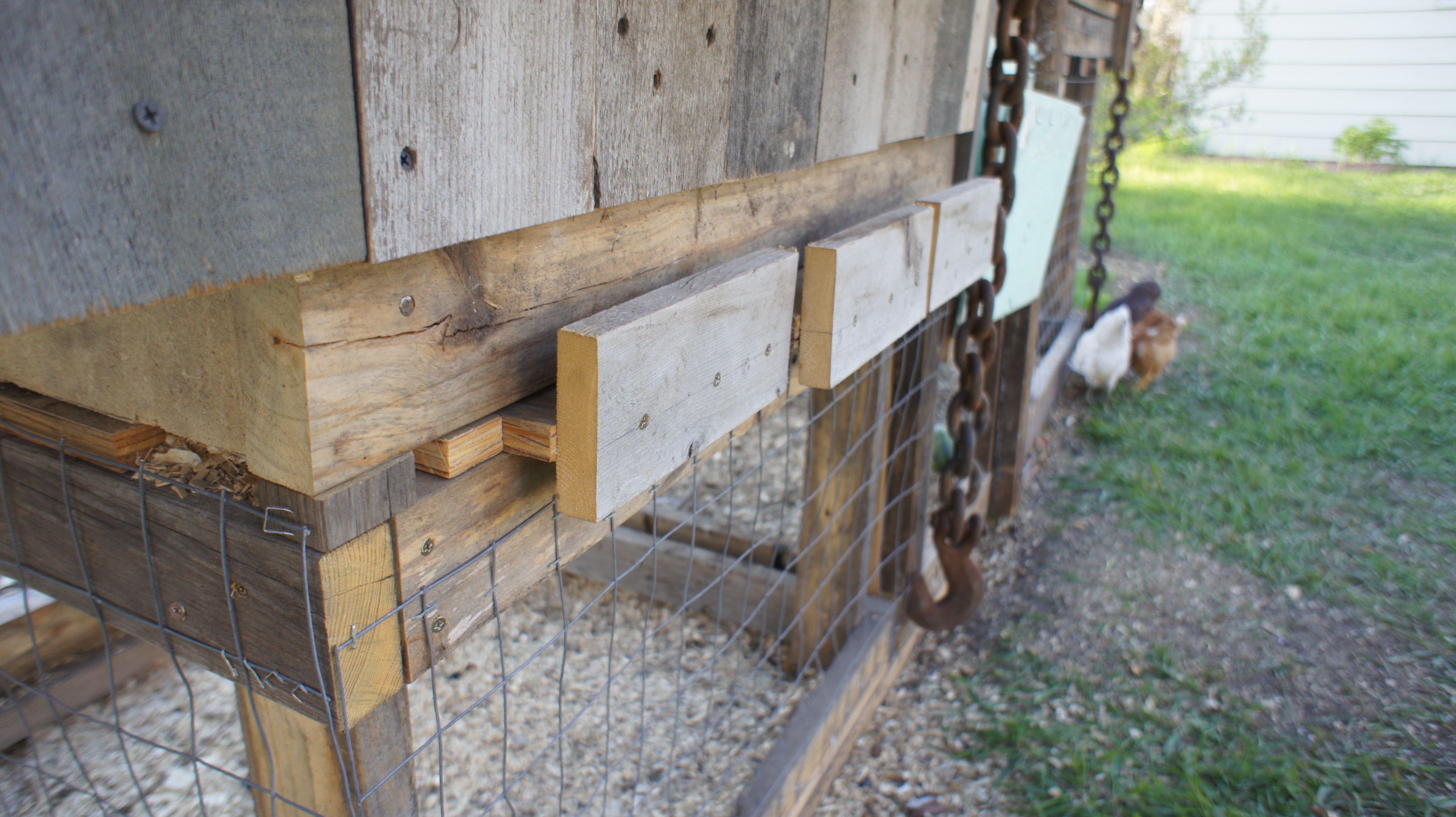 Best part of this coop- removable floor leaves. Super easy to clean- just pull out the leaves and then push back in. Add a thin layer of saw-dust and the coop is clean for another month or two.