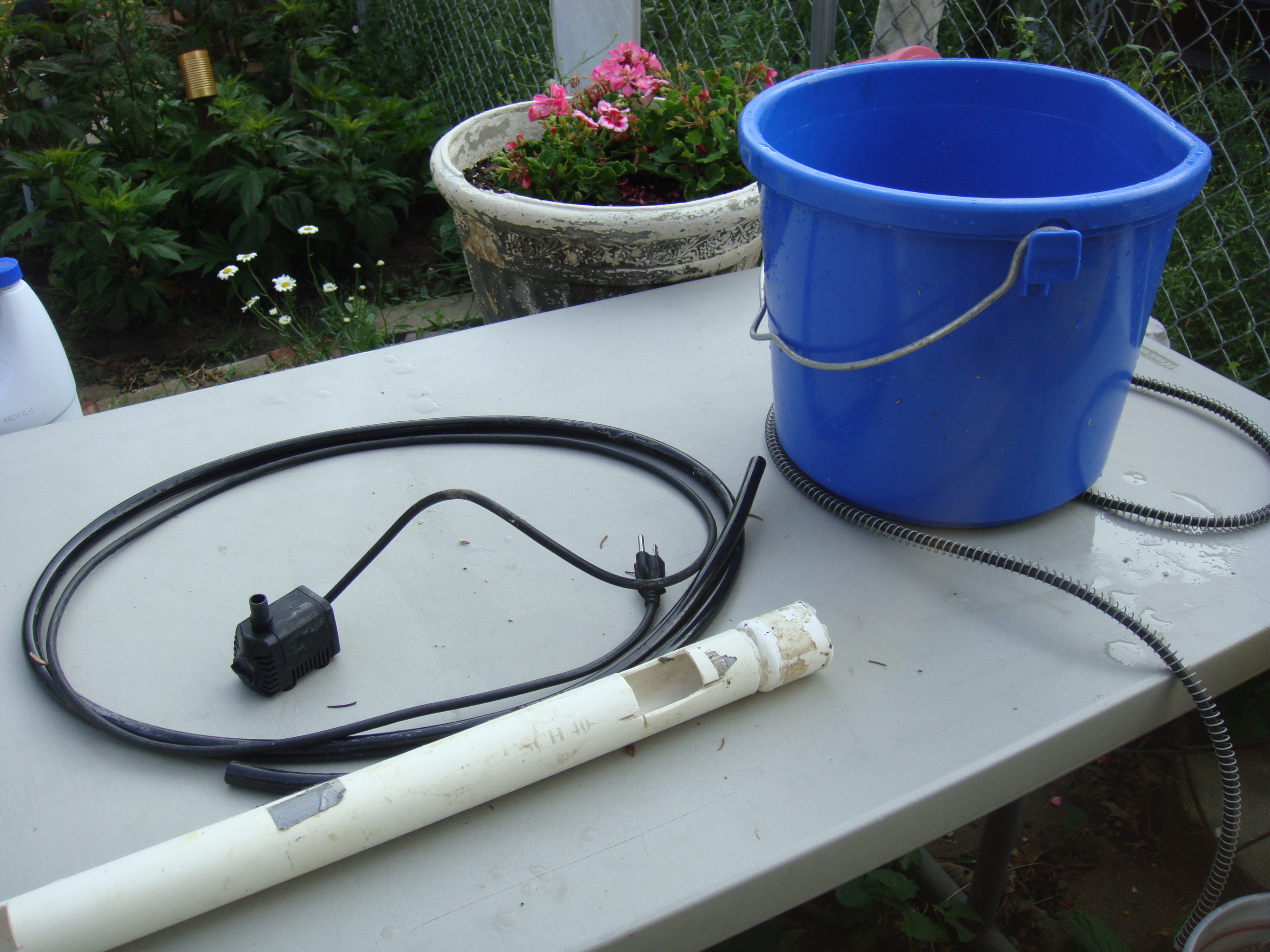BUCKET 5 GAL W/HEATER  We use a THERMO CUBE IN THE OUTLET SO NO JUICE TILL BELOW 35 DEGREES F