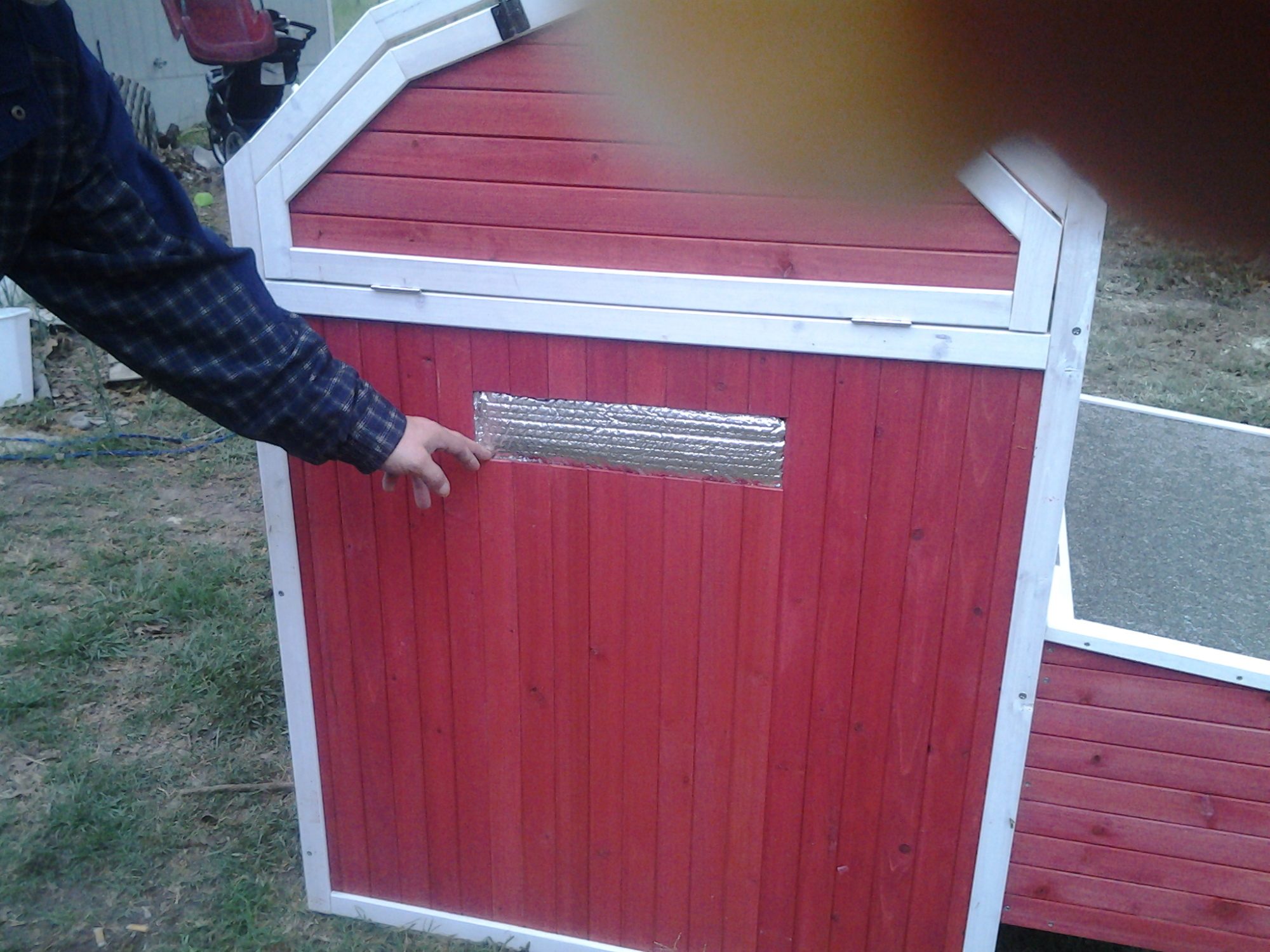 can be easily closed off for younger chicks
we just used a piece of roll out insulation.