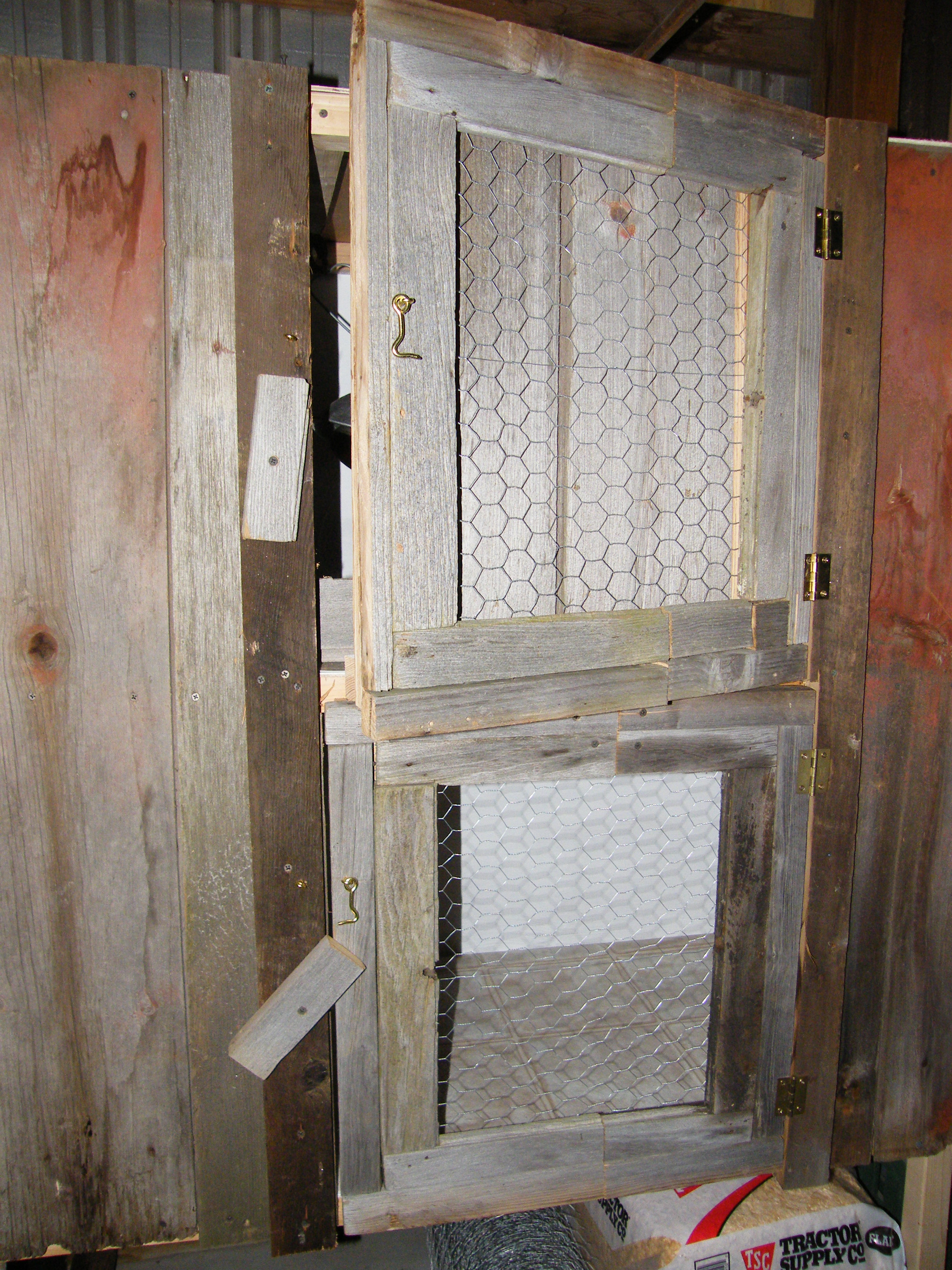 close-up of the two doors...toggle closure plus a hook and eye.