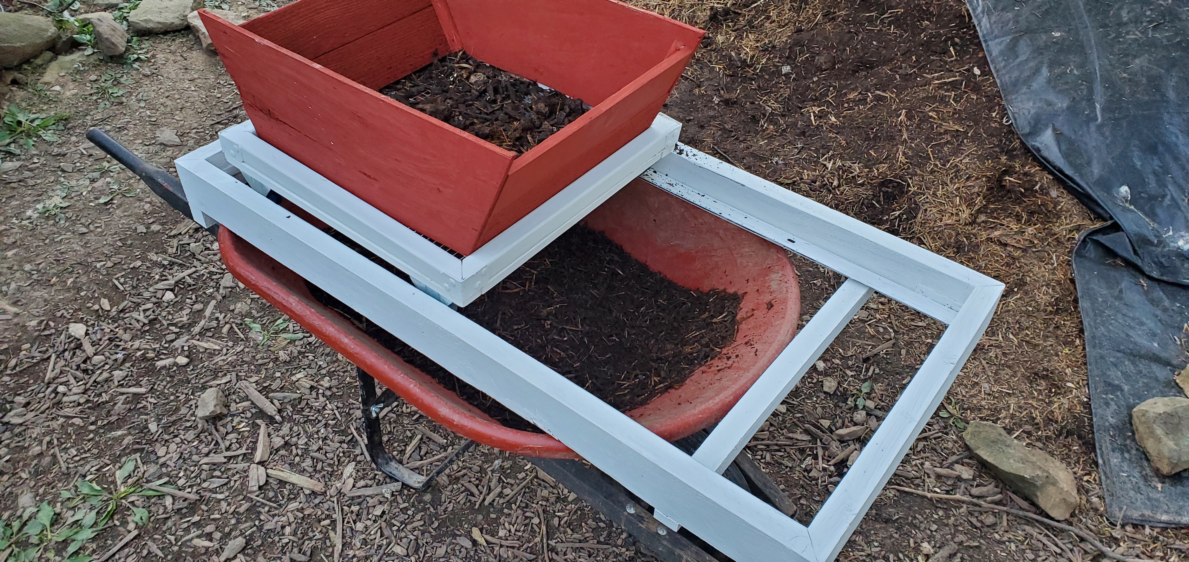 Compost sifter mounted on the wheelbarrow