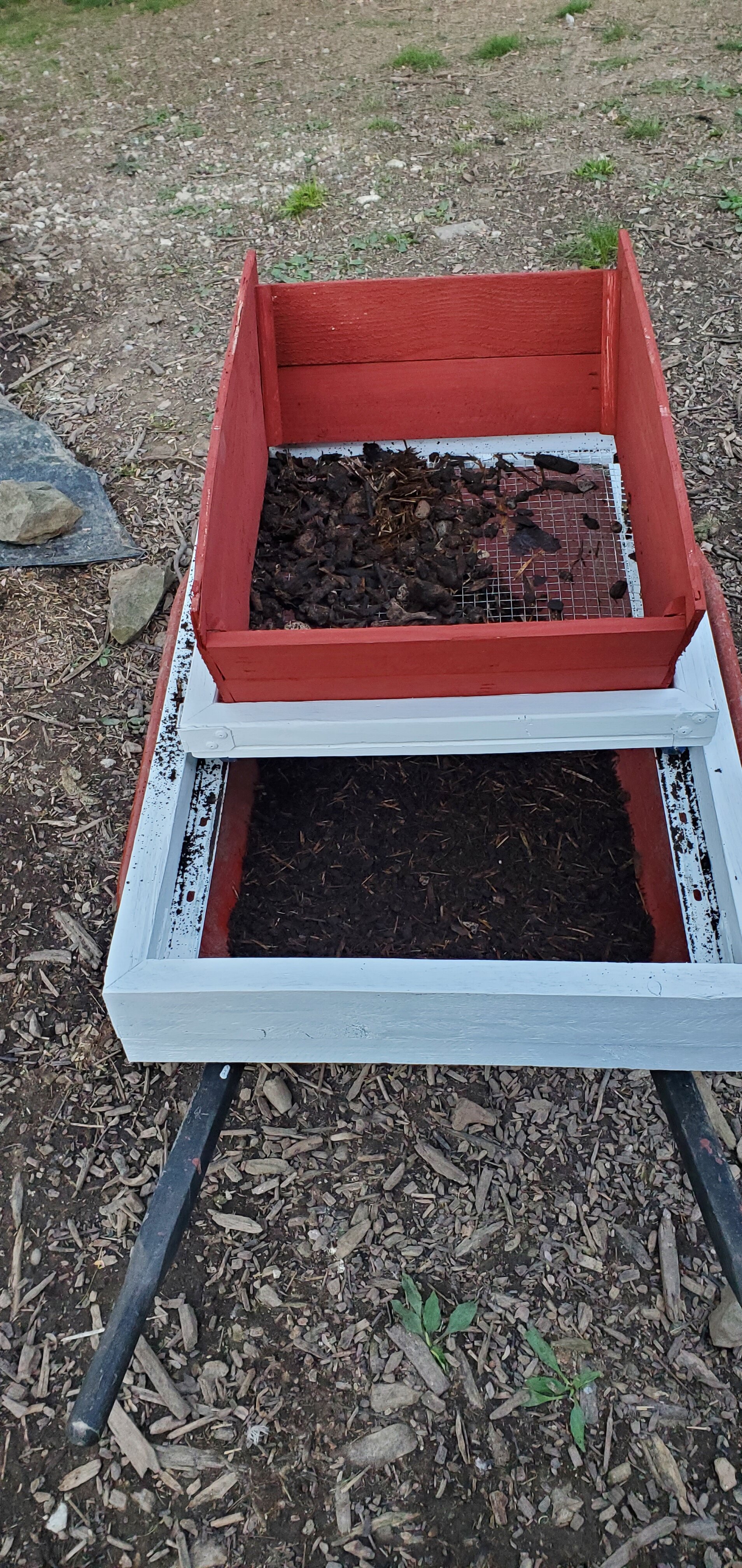 Compost sifter mounted on the wheelbarrow