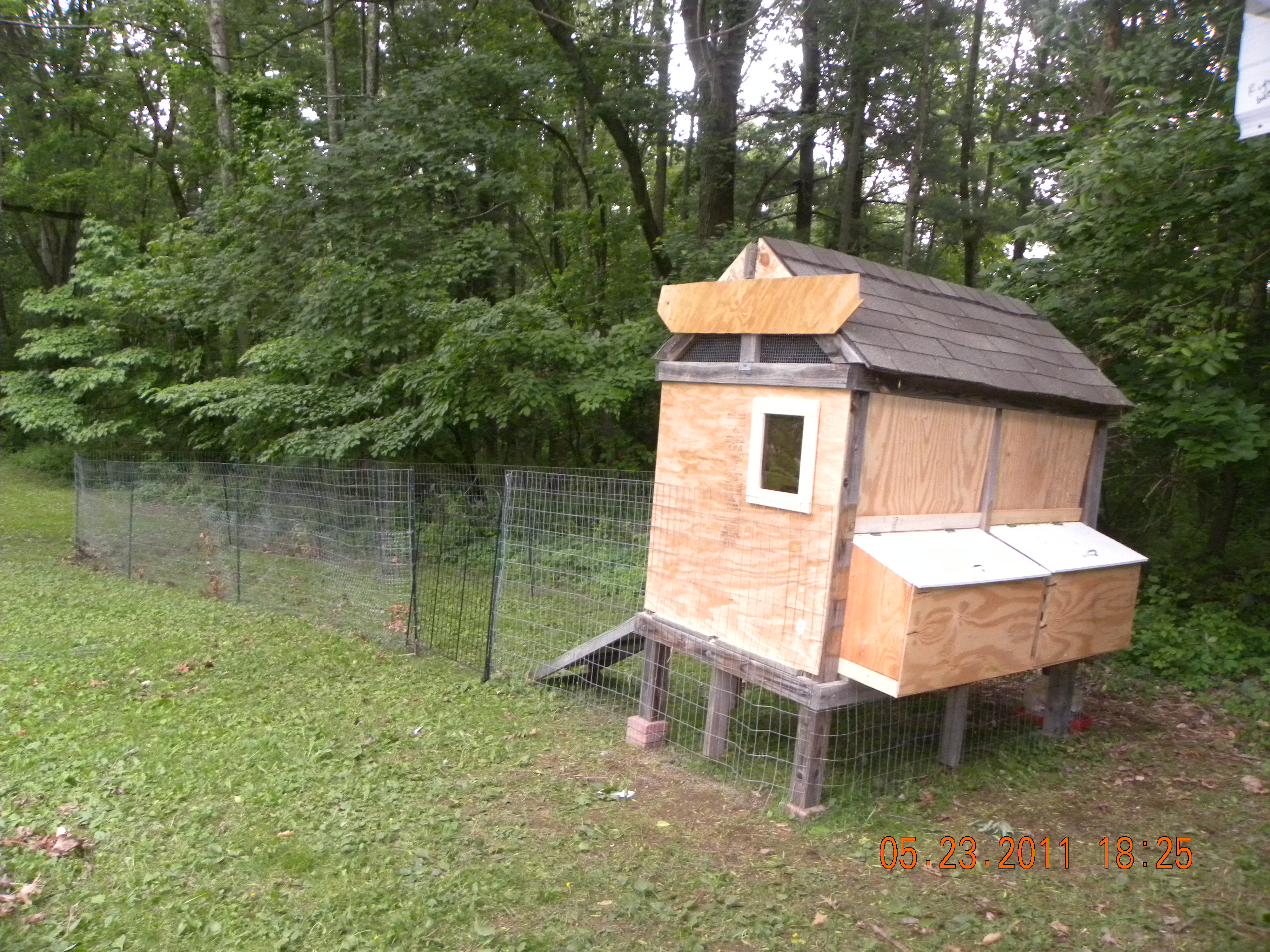 Each hinged lid on the side opens to revewl two nest boxes, making a total of 4.