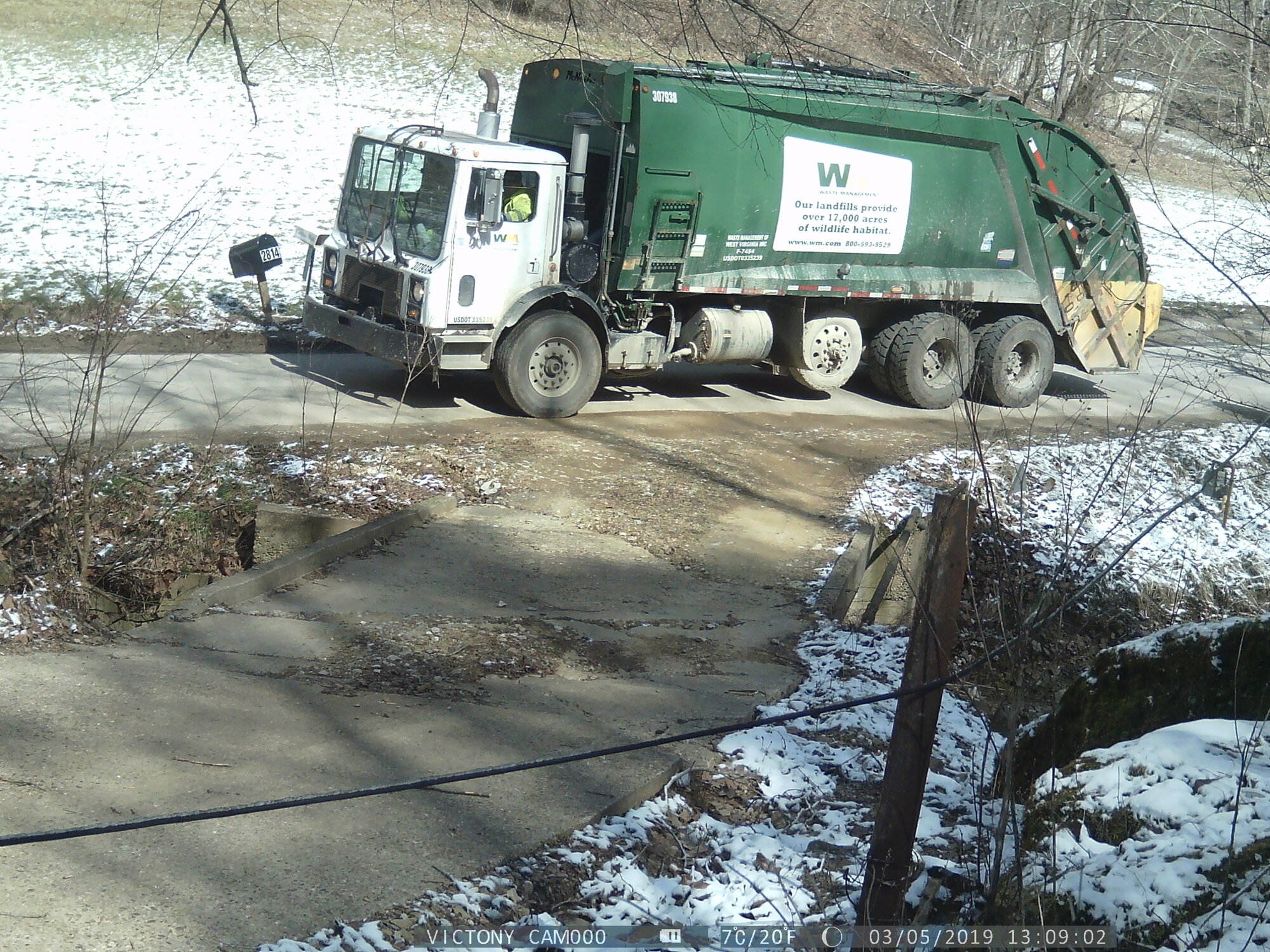 Example picture: The garbage collection truck