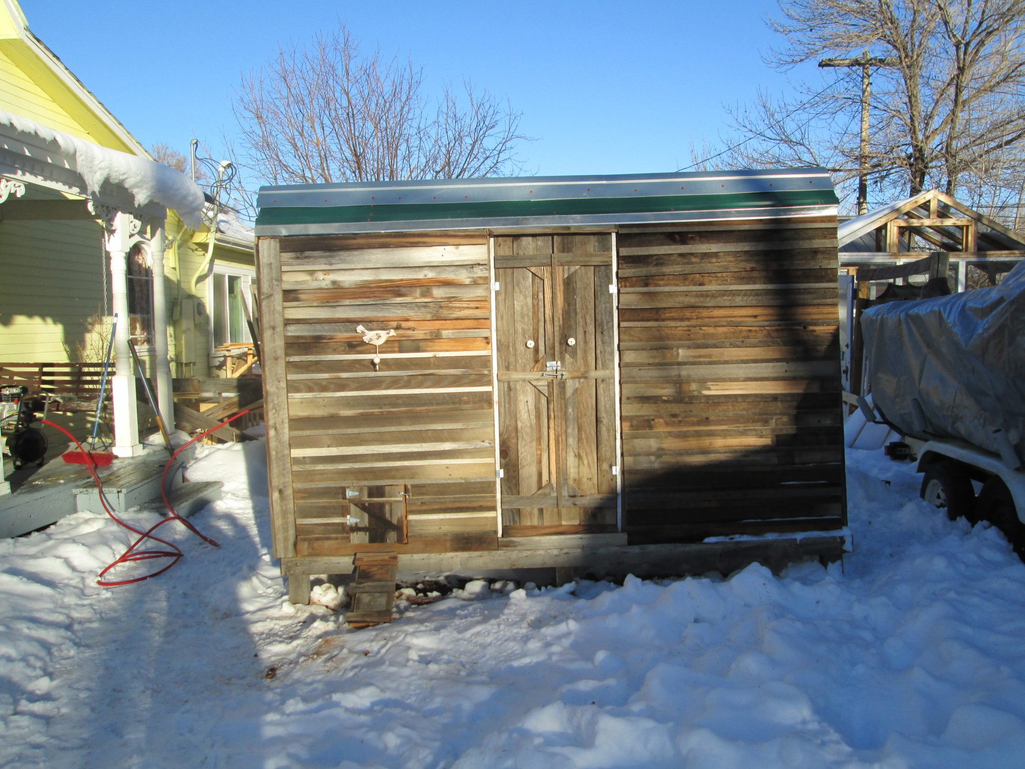 Extra Extra large coop with doors that close and cover window that is a vent