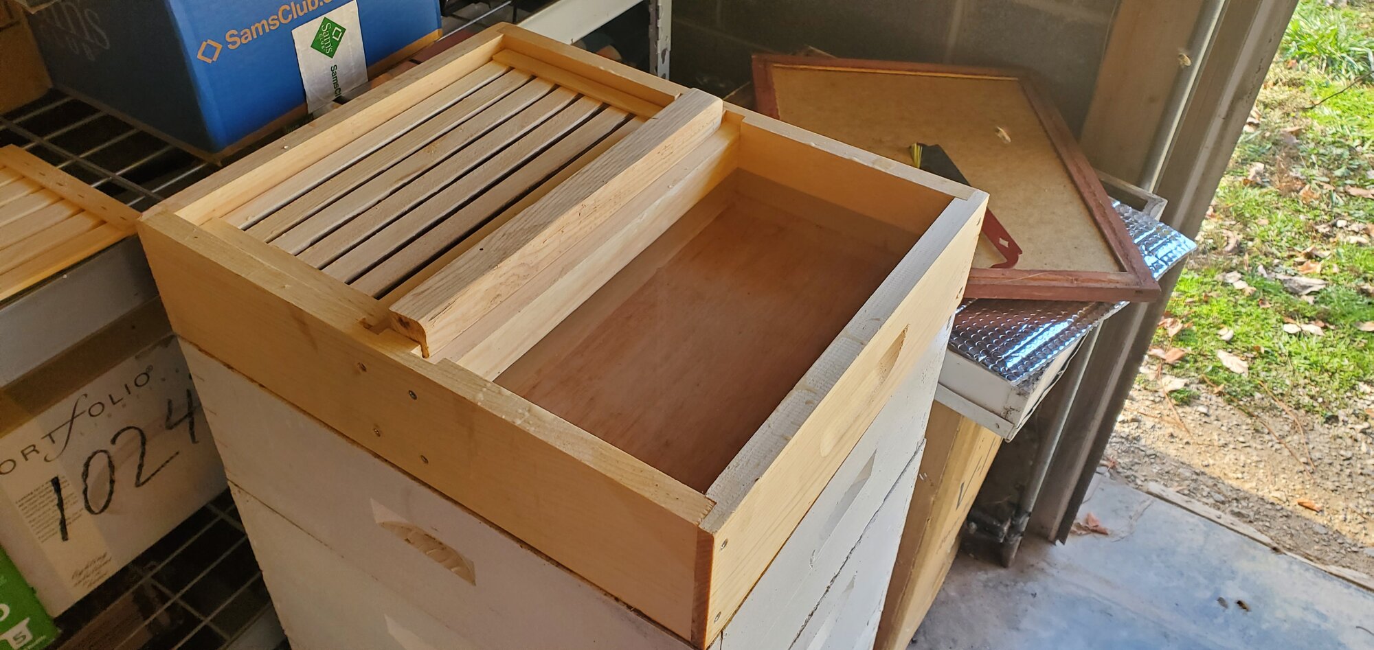 Feeder frame, one chamber filled with syrup and float inserted
