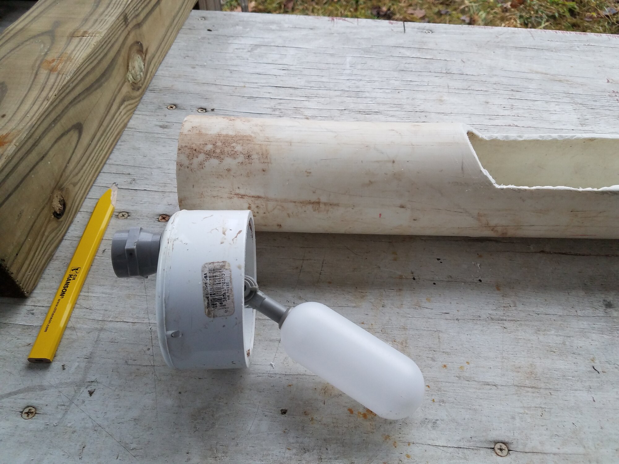 Float valve mounted to the flat pipe end-cap