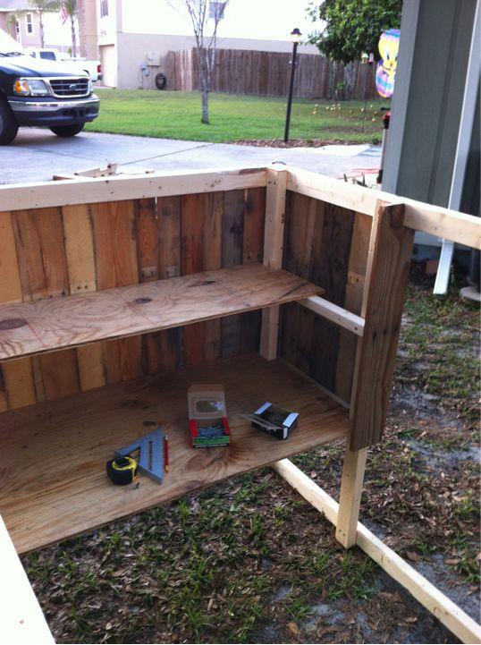 Frame and coop starting to take shape. Notice the sideboards are all pallet material.