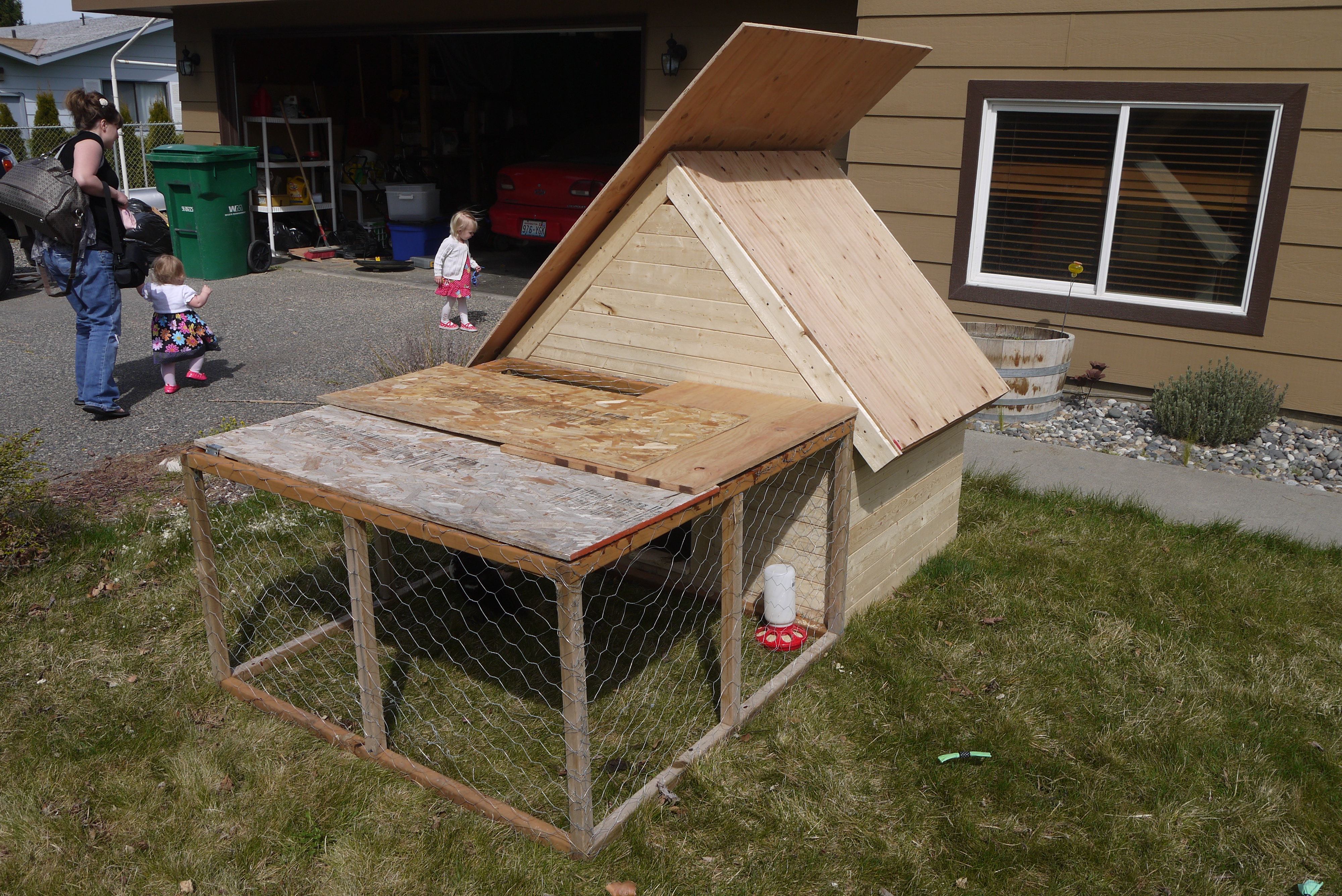 Here be the hut after day one.