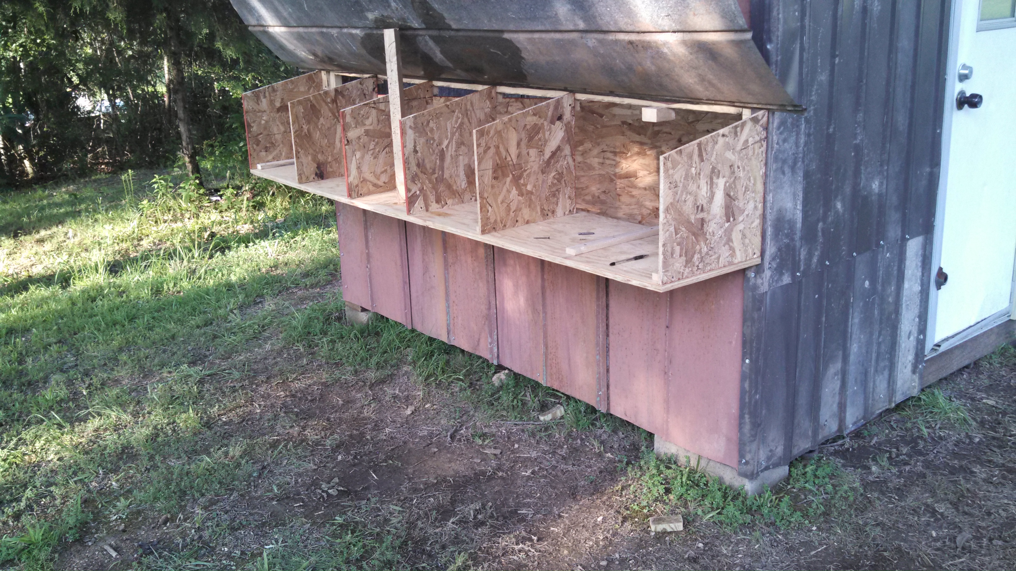 Here I've started on the nesting boxes. I had to stop because of bad weather coming, so the piece of temporary metal went on to protect the OSB board from the rain. I will keep posting new pics until its finished.
