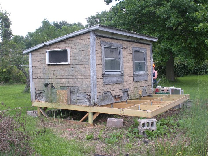 Here's the 6x12 building that sat in our back 40 acres rotting away.  Had to replace it's floor adn then we dragged it into our backyard.