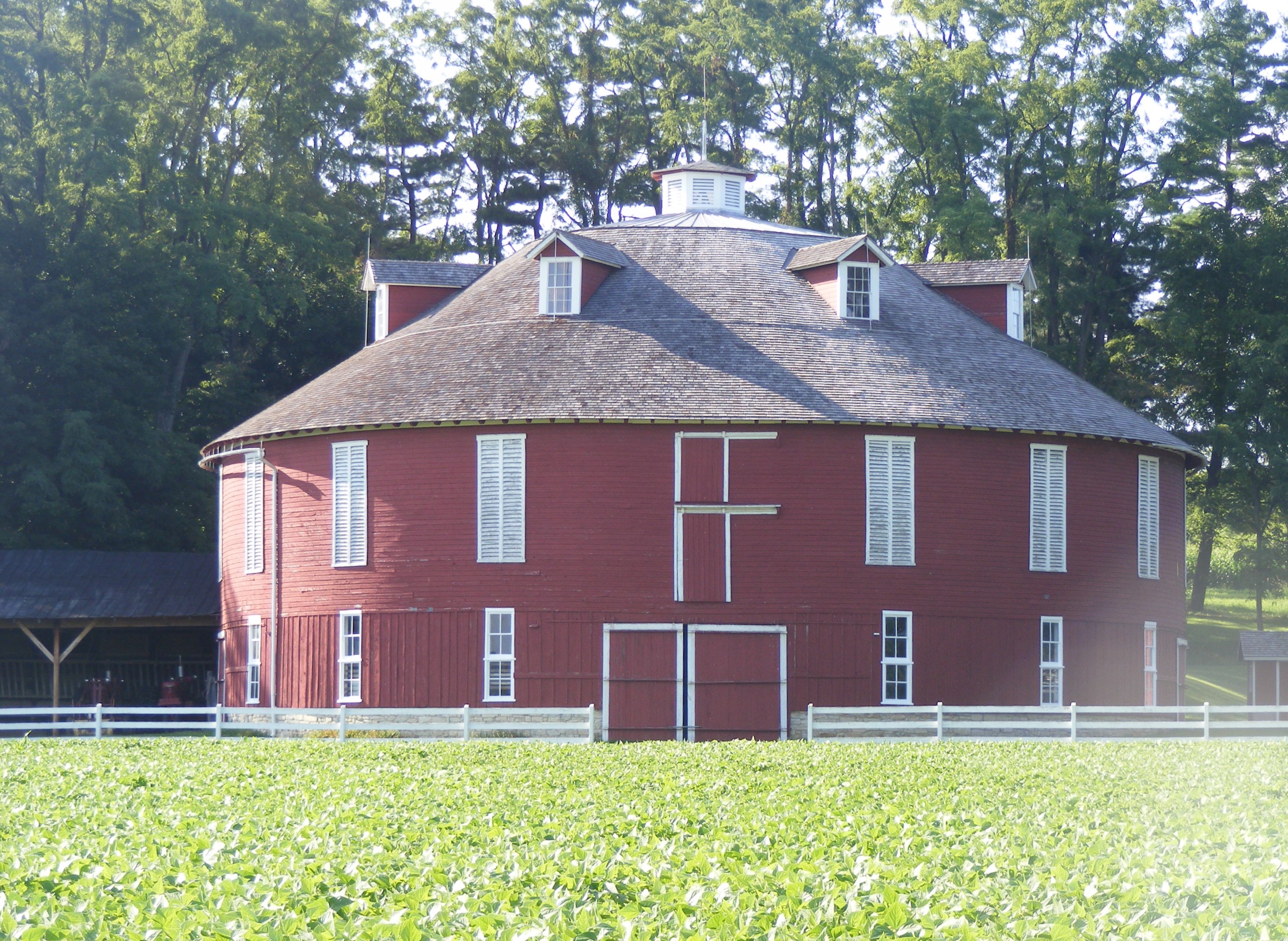 I took a Sunday ride today and seen this wonderful barn.