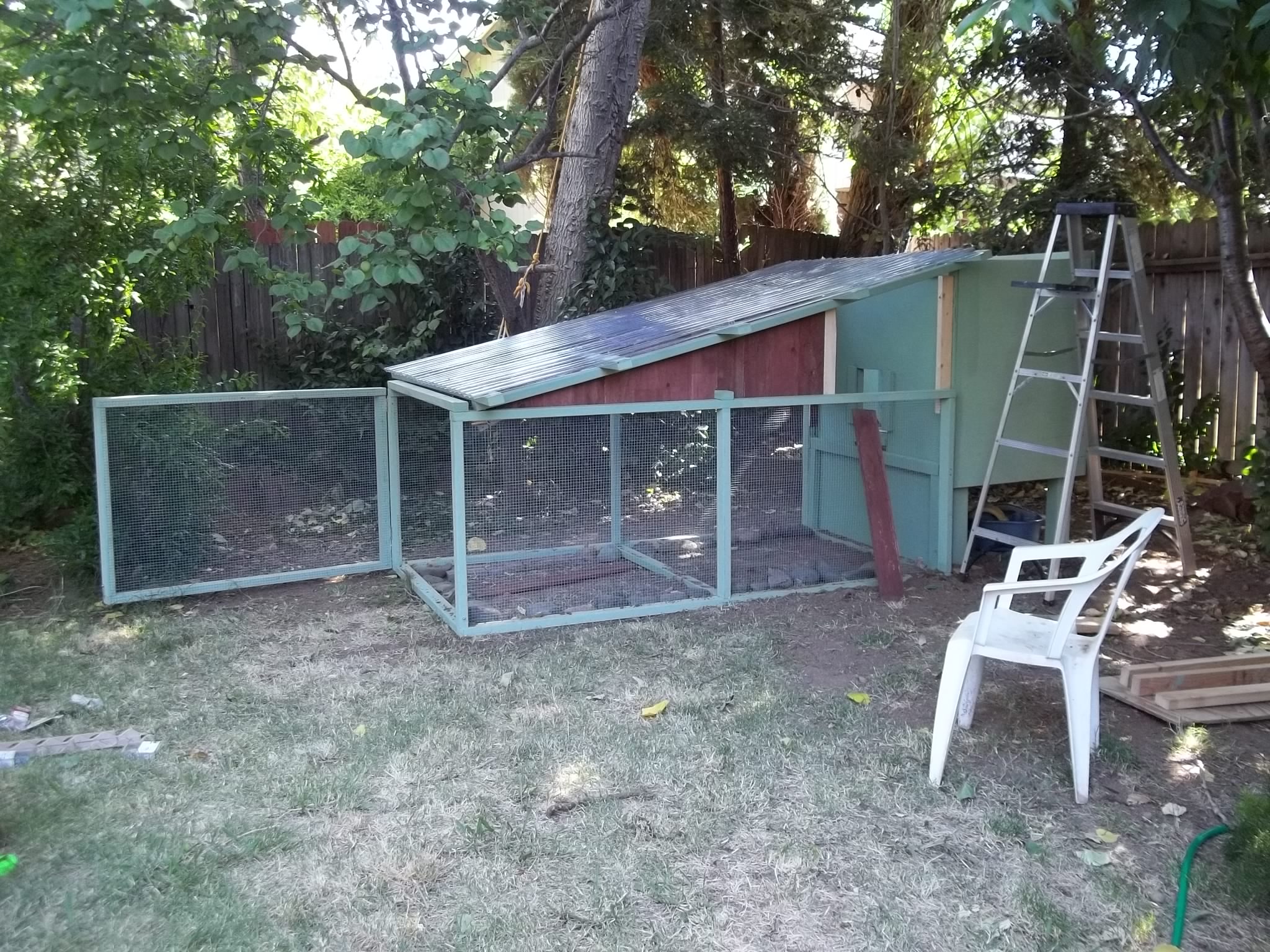 I used some old fence boards to fill in the gap between run and roof. The redwood color makes for a nice little accent. I framed in where a little door will go for dropping in treats and just hanging out with the girls.