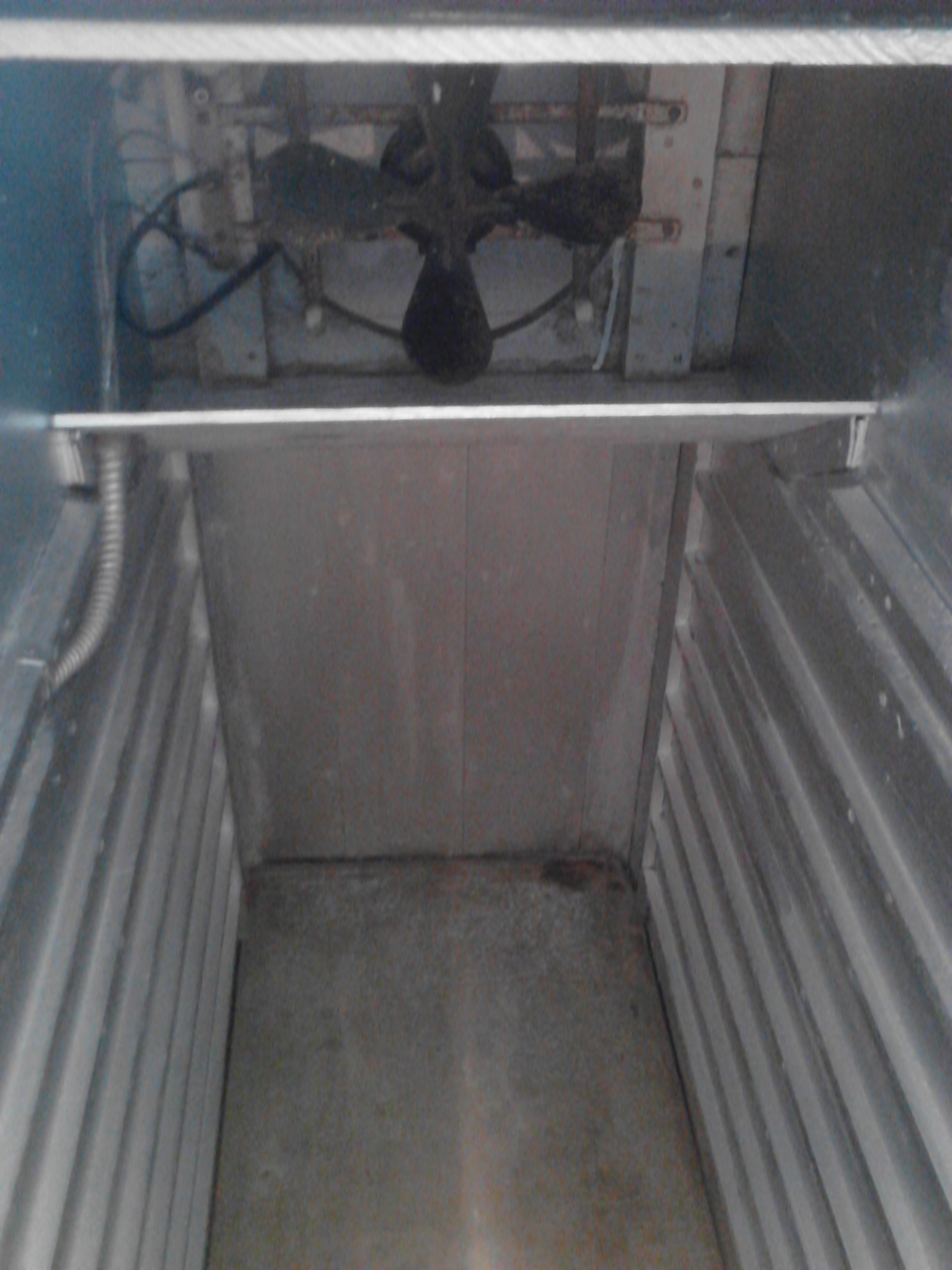 INTERIOR PHOTO THROUGH THE TOP LID