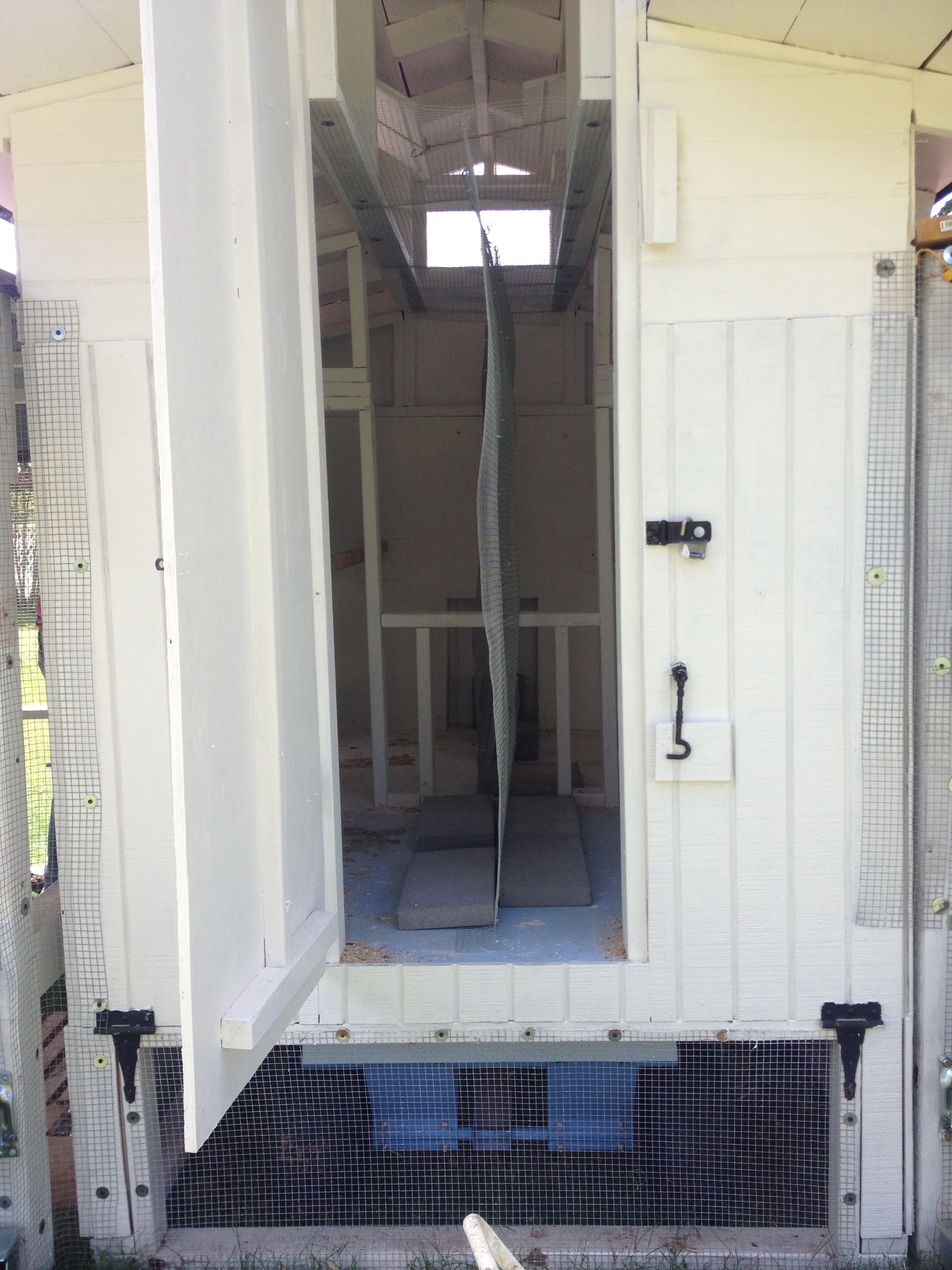 It is divided in half with hardware cloth.